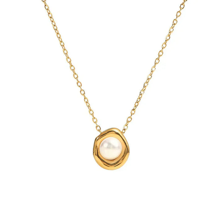 Melina – Collar dorado con medallón en forma ovalada