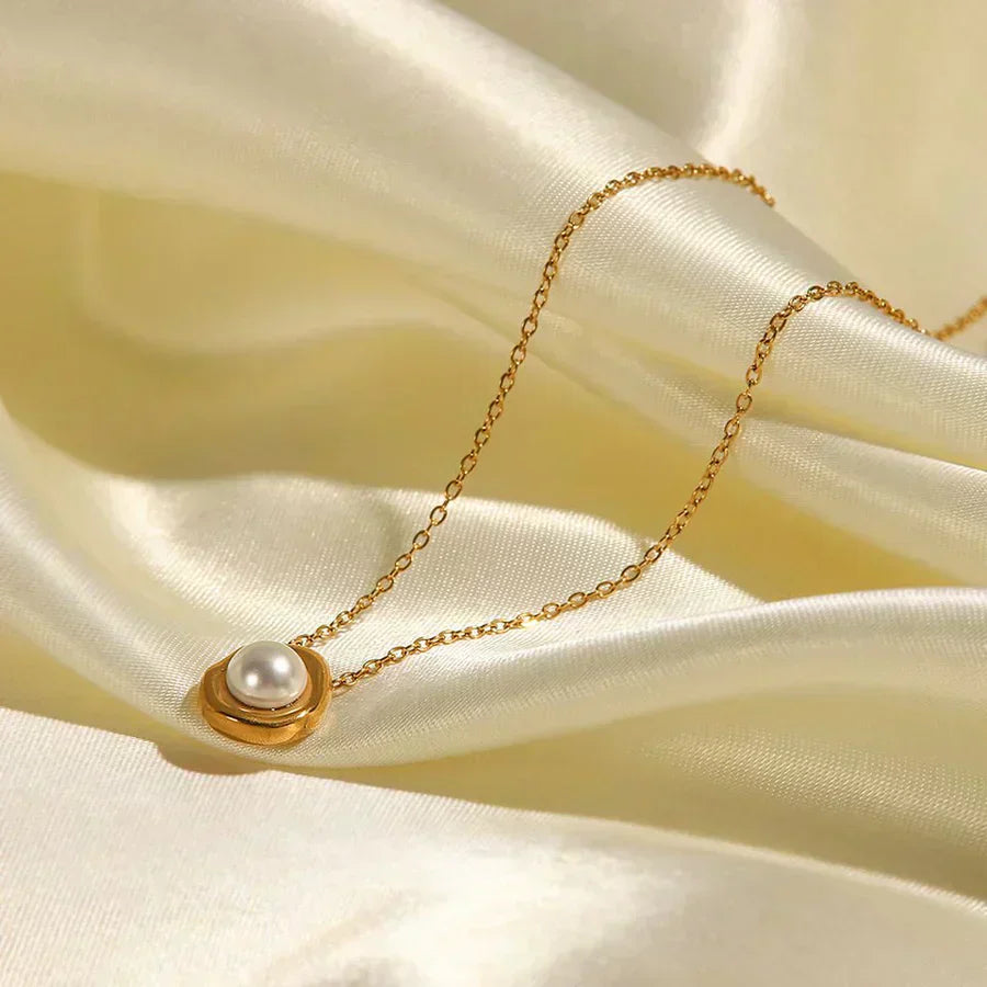 Melina – Collar dorado con medallón en forma ovalada