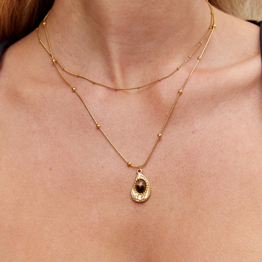 Rosa – Collana dorata con delicate perle