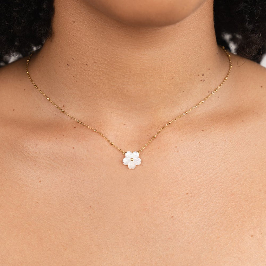 Collar de oro con colgante floral. - Raúl & Sara Madrid