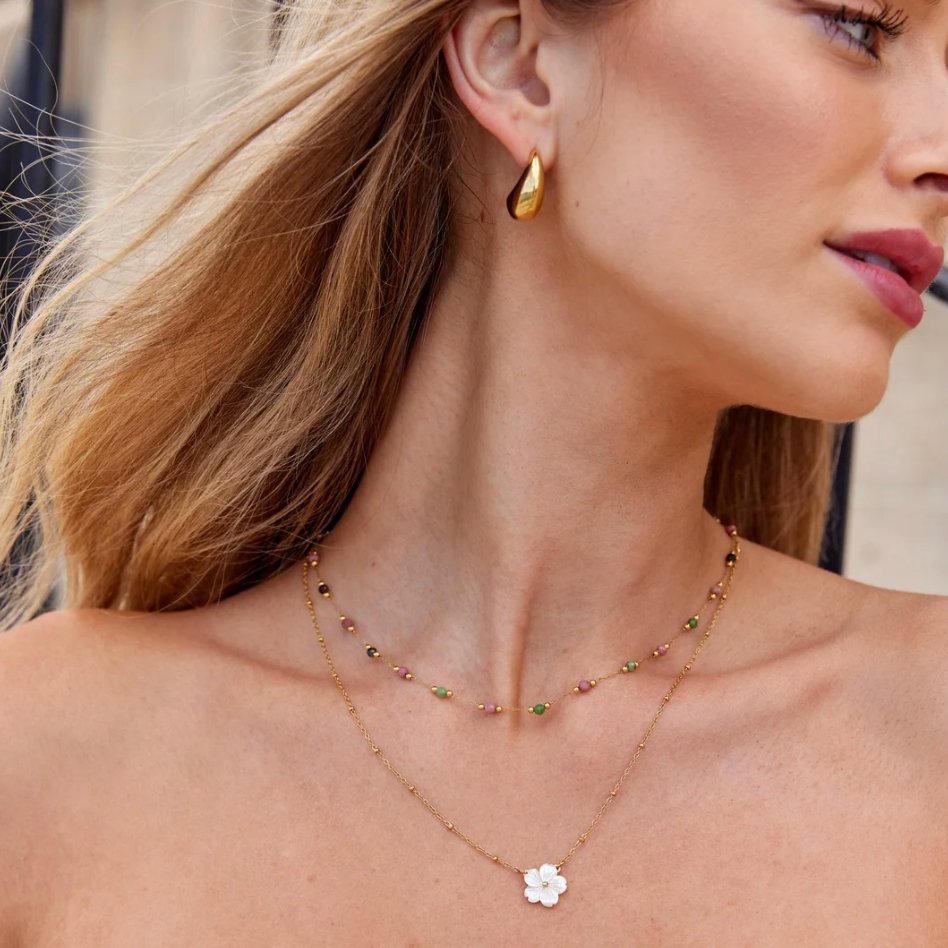 Annemarie – Collar dorado con colgante floral
