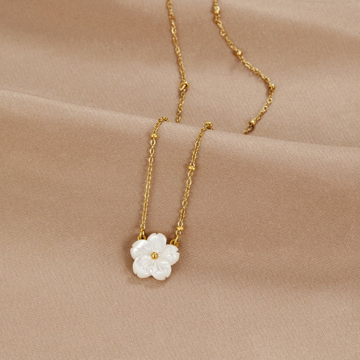 Annemarie – Collar dorado con colgante floral