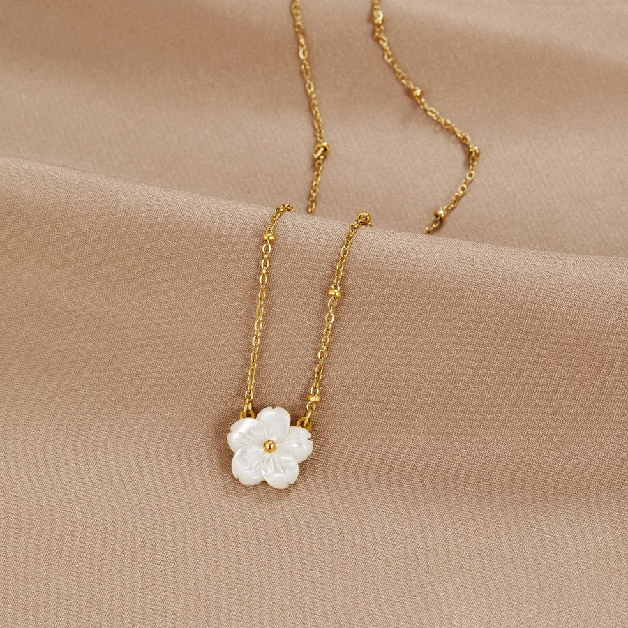 Collar de oro con colgante floral. - Raúl & Sara Madrid