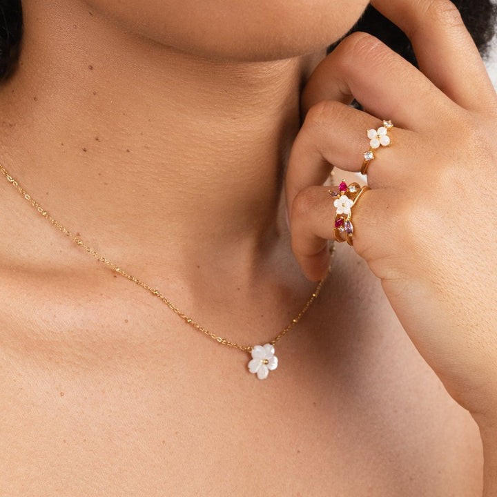 Alena – Collar de oro con colgante floral.