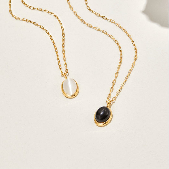 Veronika – Doble collar dorado con acentos negros.