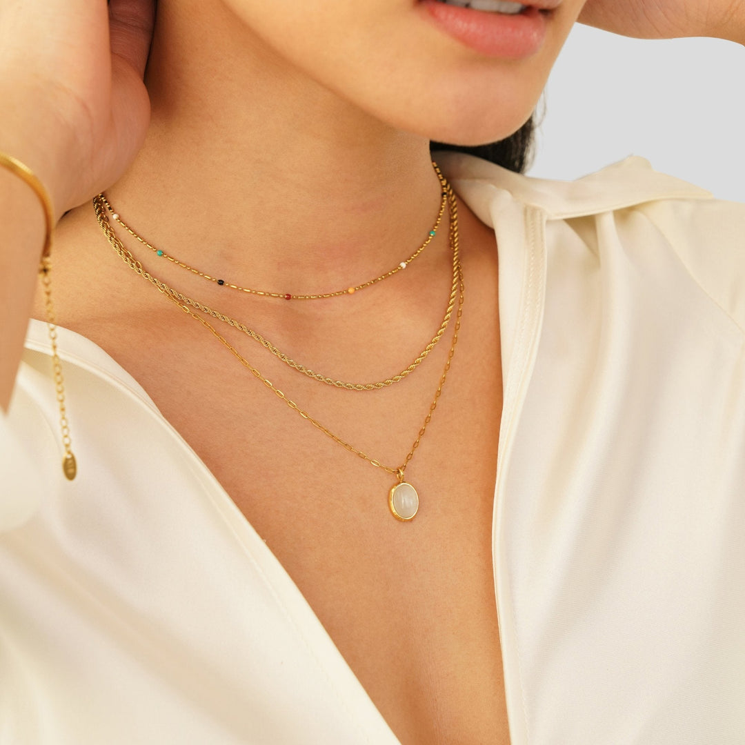 Veronika – Doble collar dorado con acentos negros.