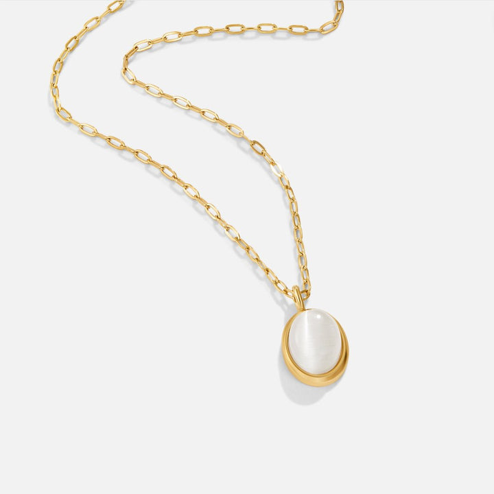 Veronika – Doble collar dorado con acentos negros.